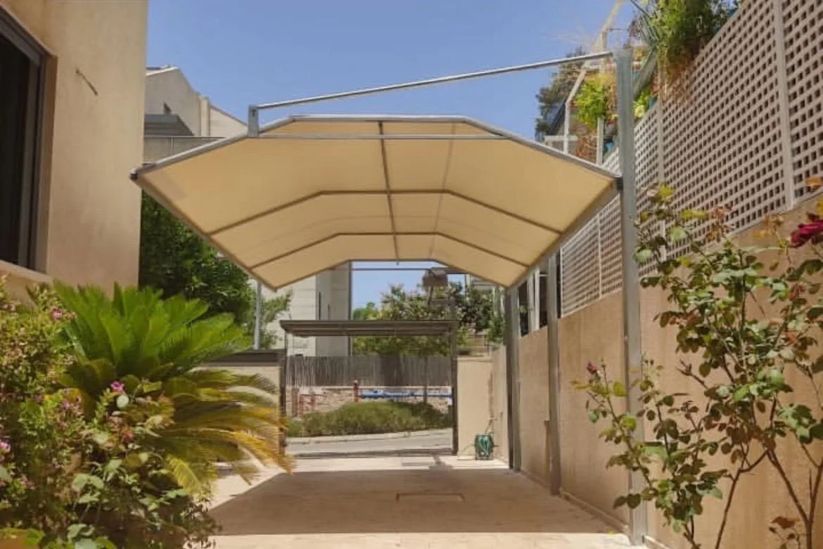 חניונית מקורה לרכב בחצר בית פרטי