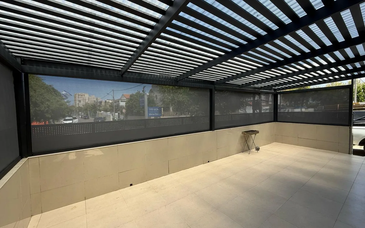 סגירת מרפסת עם פרגולת אלומיניום ומסכי זיפ כהים