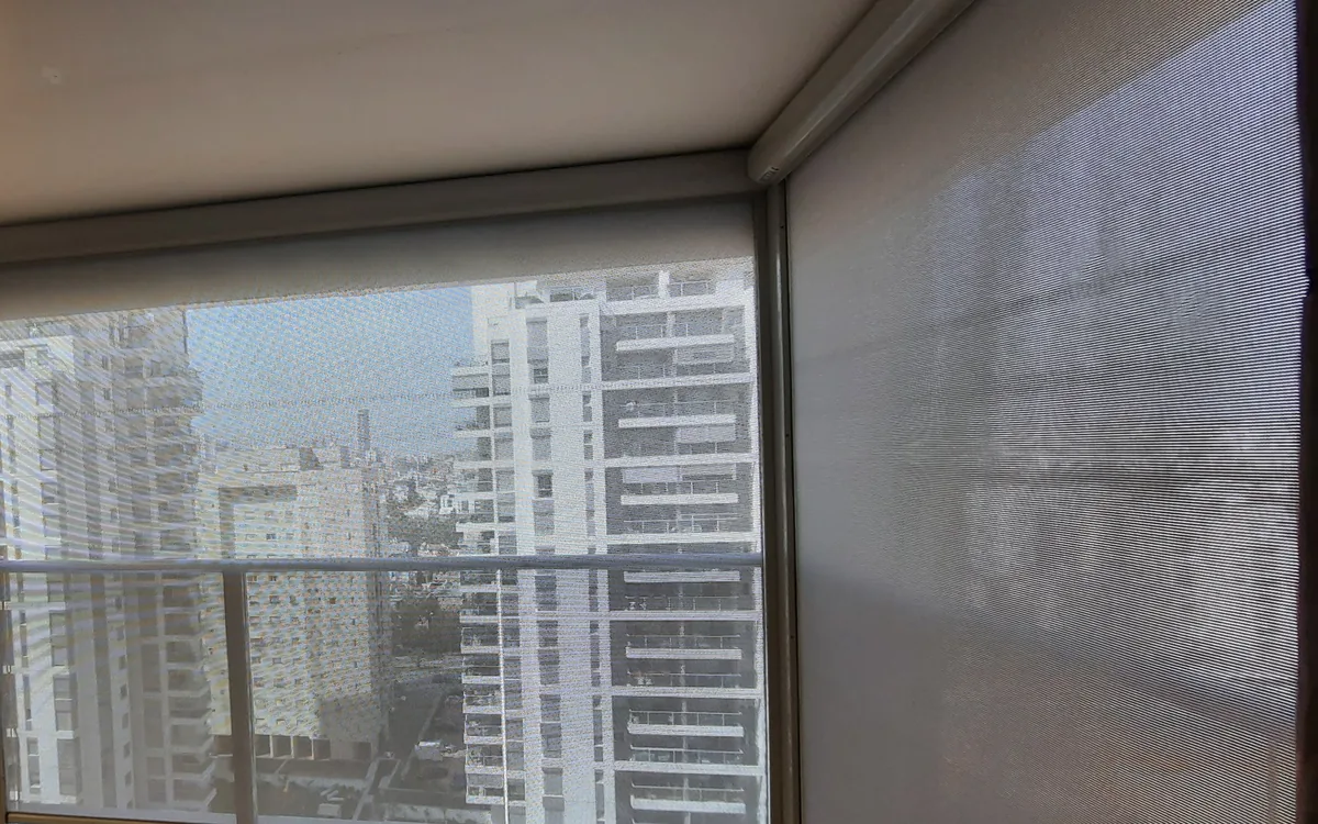 סגירת חורף למרפסת עם מסכי זיפ שקופים בבניין רב-קומות