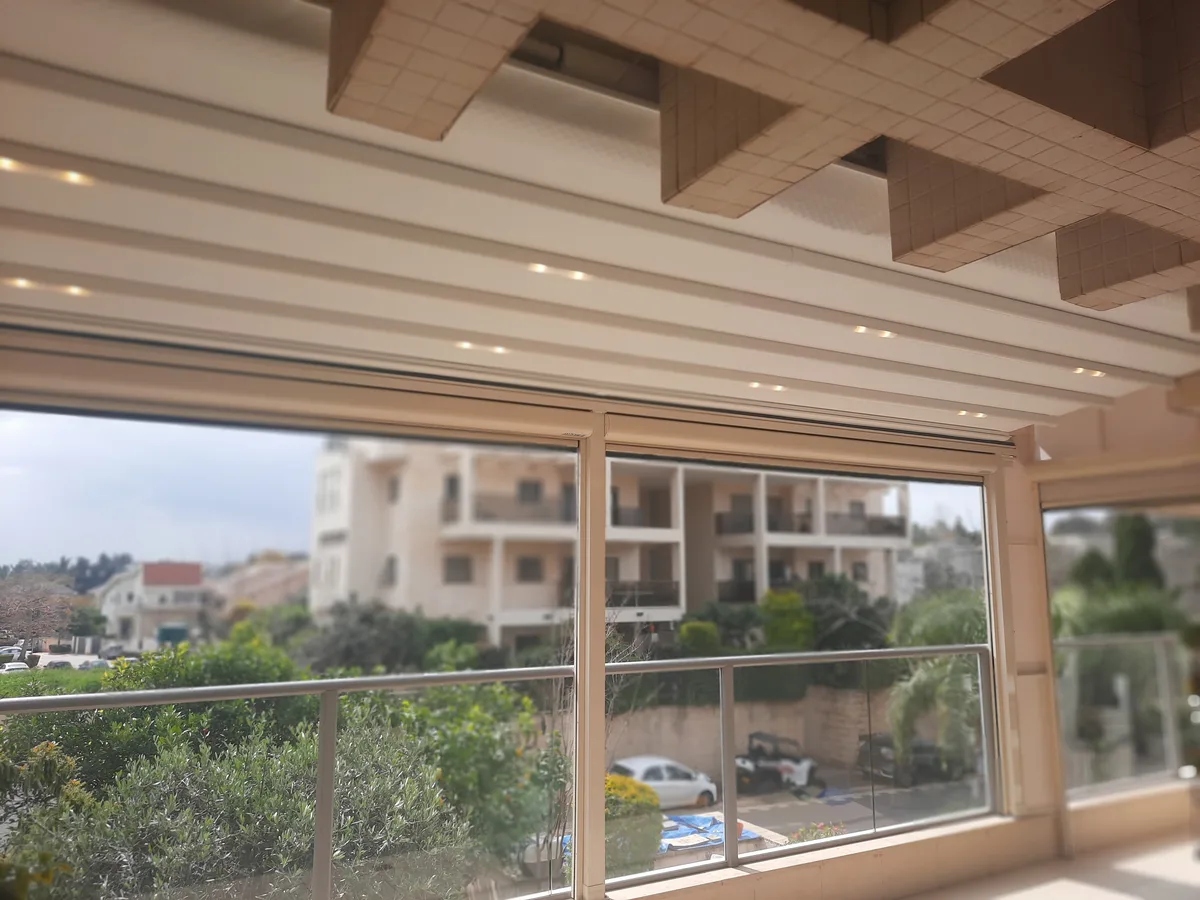 סגירת מרפסת עם פרגולה חשמלית ומסכי הצללה