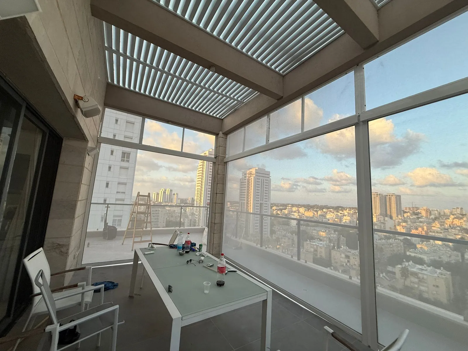 סגירת מרפסת בזכוכית עם נוף עירוני